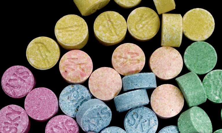Terapia com MDMA para PSPT é rejeitada por painel de Consultores da FDA